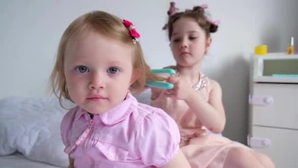 Девушки Дома Играют Салоне Красоты Делают Прически — стоковое видео