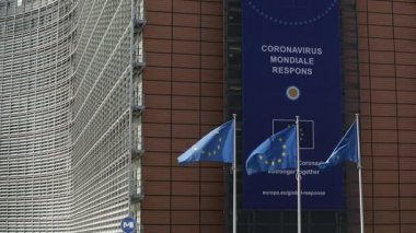 BRÜKSEL, Belçika - 6 Mayıs 2020: Avrupa Komisyonu genel merkezi Berlaymont binasının önündeki 