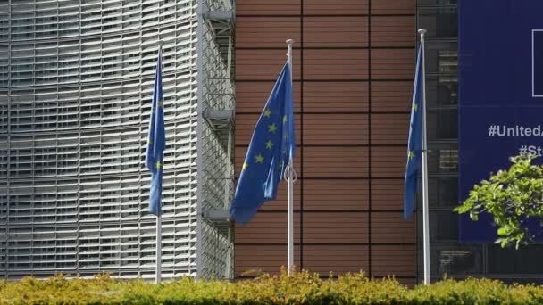Брюссель Бельгия Мая 2020 Европейские Флаги Развеваются Перед Зданием Берлеймонта — стоковое видео