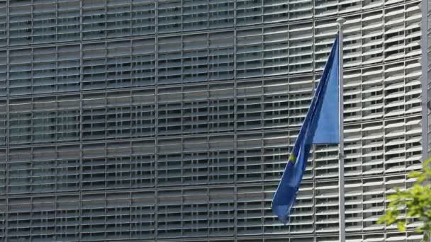 Bruselas Bélgica Mayo 2020 Banderas Europeas Ondeando Frente Edificio Berlaymont — Vídeo de stock