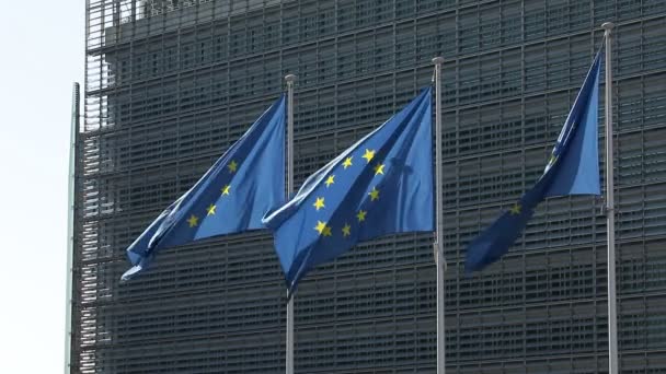 Brussels Бельгія Травня 2020 Європейський Прапор Вибухнув Перед Будівлею Берламонта — стокове відео