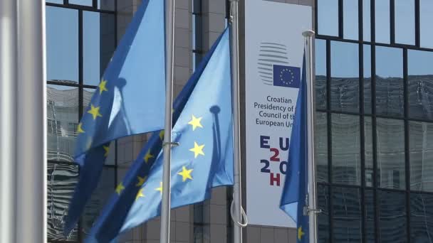 布鲁塞尔 比利时 2020年5月6日 欧盟理事会席位前飘扬的欧洲旗帜 其中提到克罗地亚担任主席国 — 图库视频影像
