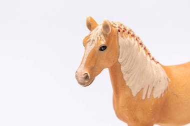 Beyaz bir arka planda izole edilmiş kahverengi plastik at kafası.