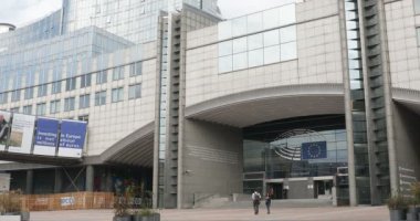 BRÜKSEL, Belçika - 11 Haziran 2020: Avrupa Parlamentosu önünde yürüyen insanlar
