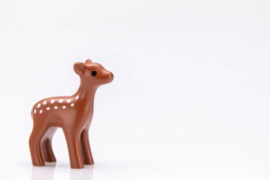 Beyaz arka planda izole edilmiş plastik bir geyiğin yakın plan görüntüsü