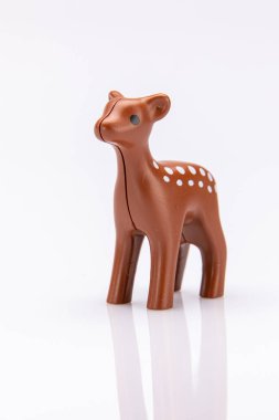 Beyaz arka planda izole edilmiş plastik bir geyiğin yakın plan görüntüsü