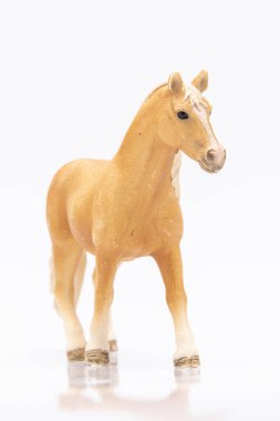Beyaz arka planda izole edilmiş kahverengi plastik bir ata yakın plan