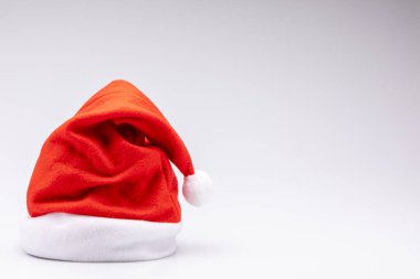 Beyaz arka planda izole edilmiş kırmızı ve beyaz Noel şapkası.