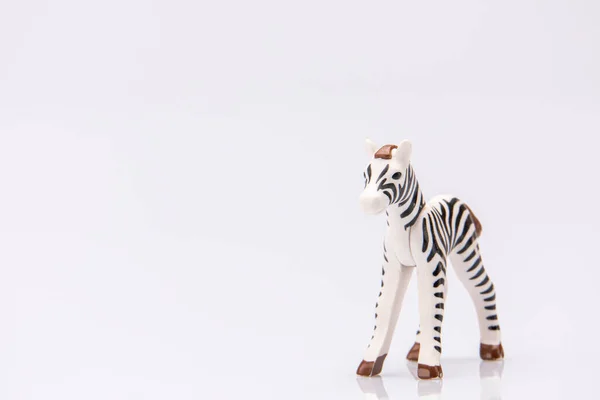 Close Uma Zebra Despojada Plástico Isolado Fundo Branco — Fotografia de Stock