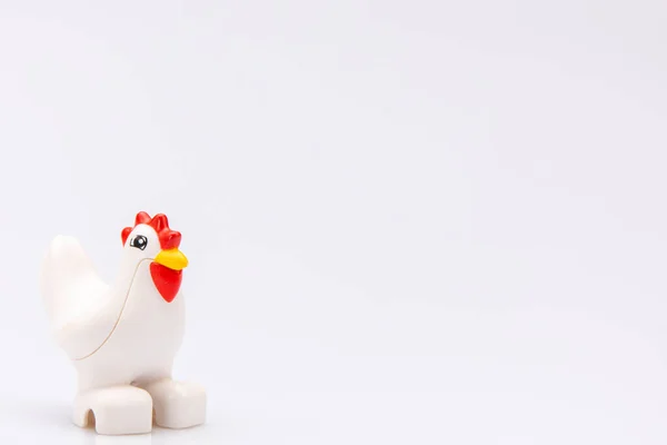 Nahaufnahme Einer Plastikspielzeughenne Isoliert Auf Weißem Hintergrund — Stockfoto