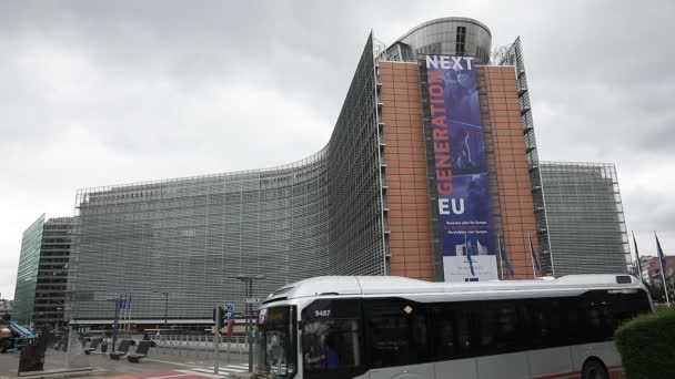 ベルギーのブリュッセル 2020年7月1日 欧州委員会の本部であるBerlaymontビルの正面にある 次世代Eu バナーの前にヨーロッパの旗 — ストック動画