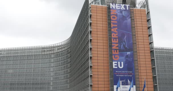 布鲁塞尔 比利时 2020年7月1日 欧洲国旗迎风飘扬 位于欧洲委员会总部 柏林蒙特大楼前的 下一代欧盟 旗帜前 — 图库视频影像
