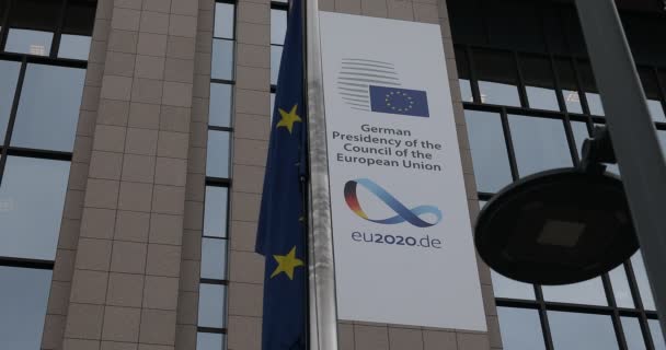 ブリュッセル ベルギー 2020年7月1日 欧州連合理事会の席の前で吹いているヨーロッパの旗 ドイツの回転大統領の新しい旗 — ストック動画