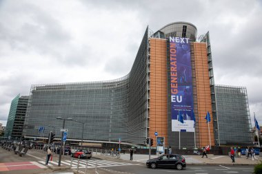BRÜKSEL, Belçika -1 Temmuz 2020: Avrupa Komisyonu genel merkezi olan Berlaymont binasının önündeki 