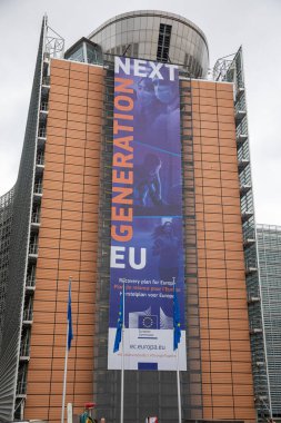 BRÜKSEL, Belçika -1 Temmuz 2020: Avrupa Komisyonu genel merkezi olan Berlaymont binasının önündeki 