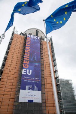 BRÜKSEL, Belçika -1 Temmuz 2020: Avrupa Komisyonu genel merkezi olan Berlaymont binasının önündeki 