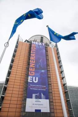 BRÜKSEL, Belçika -1 Temmuz 2020: Avrupa Komisyonu genel merkezi olan Berlaymont binasının önündeki 