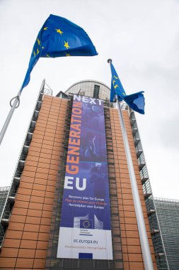 BRÜKSEL, Belçika -1 Temmuz 2020: Avrupa Komisyonu genel merkezi olan Berlaymont binasının önündeki 