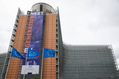 BRÜKSEL, Belçika -1 Temmuz 2020: Avrupa Komisyonu genel merkezi olan Berlaymont binasının önündeki 