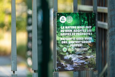 Brüksel, Belçika - 14 Eylül 2020: Doğaya saygı ve kirliliği sınırlayan bir posterin ayrıntıları