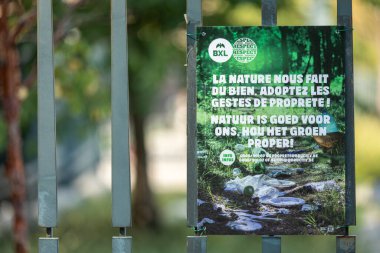 Brüksel, Belçika - 14 Eylül 2020: Doğaya saygı ve kirliliği sınırlayan bir posterin ayrıntıları