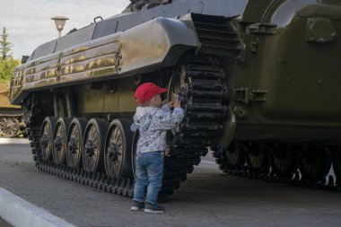 Tankta küçük bir çocuk oynuyor.