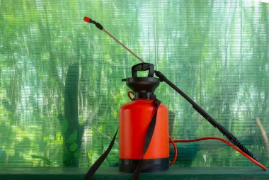 Haşere ilaçları için bahçe spreyi yeşil arka planda duruyor