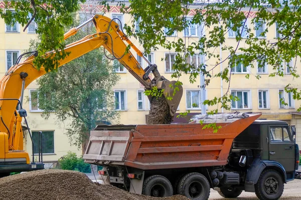 Digger pours gravel into truck body,road repairs — Stock Photo, Image