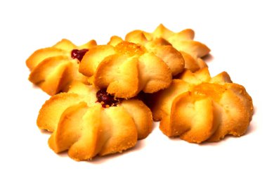 Beyaz arka planda kurumuş kurabiyeler, tatlı hamur işleri.