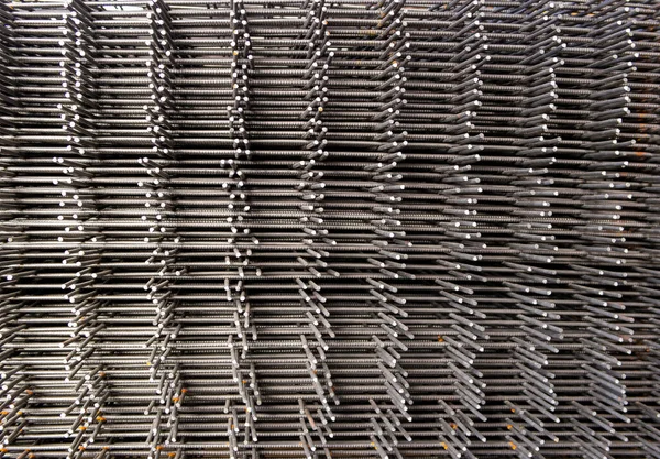 Стопка арматурной сетки складывается друг на друга вид сбоку — стоковое фото