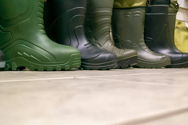 Farklı Lastik Botlar Yağmurlu Hava Için Ayakkabıları — Stok fotoğraf