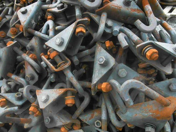 Bir sürü paslı, özdeş, paslı detay.