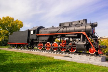 Eski lokomotif bir anıt olarak bir kaide üzerinde duruyor