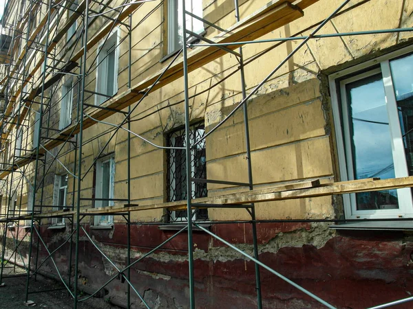 Edificio Que Prepara Para Reparación Con Andamios Largo Pared —  Fotos de Stock