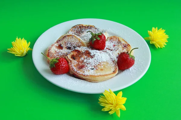 Heerlijke Pannenkoeken Met Aardbeien Suikergoed Suiker Groene Achtergrond — Stockfoto