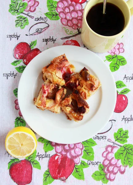 Tasty Homemade Pie Apples Raspberry Plums Coffee — Stock Photo, Image