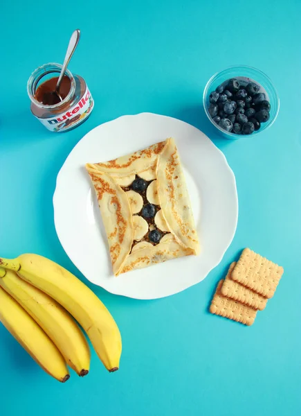 Herkullinen Aamiainen Kreppa Nutellalla Banaanilla Sinivatukalla Evästeillä — kuvapankkivalokuva