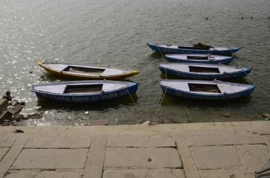 Varanasi uttar pradesh Hindistan 'daki çetelerin tekne desenleri.