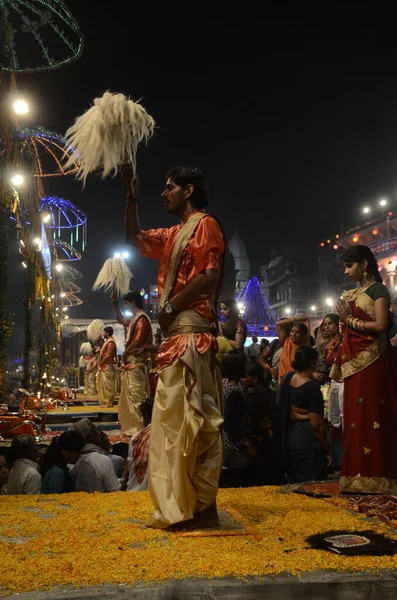 Ganga Aarti (Ganj Nehri 'ne ibadet ritüeli) her gün alacakaranlıkta yapılır. Bazı rahipler bu ritüeli gerçekleştirmek için derin vajina taşır ve aşağı yukarı ritmik bir bhajans melodisi ile hareket ettirirler.. 