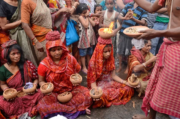 Dhuni ritüeli Kolkata Batı Bengal Hindistan 'daki shitala pujo sırasında gerçekleştirildi.