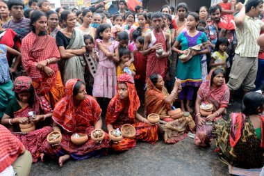 Dhuni ritüeli Kolkata Batı Bengal Hindistan 'daki shitala pujo sırasında gerçekleştirildi.