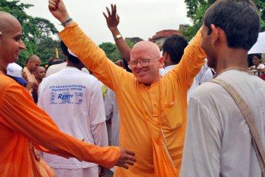 Kolkata Batı Bengal Hindistan 3 Temmuz 2011: Kolkata ratha yatra festivali sırasında kutlayan hasta dindar