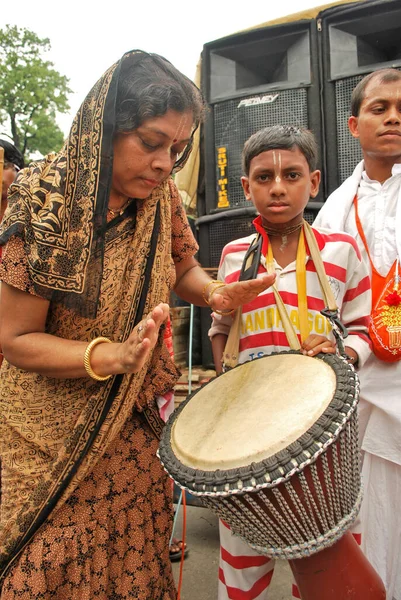 Kolkata Batı Bengal Hindistan 3 Temmuz 2011 'de: Kolkata ratha yatra festivali sırasında kutlama yapmak
