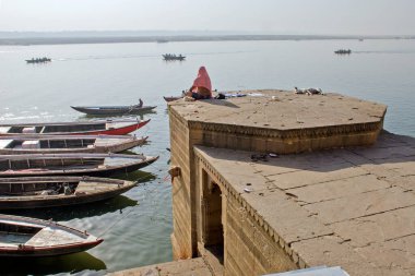 Ganga ghat varanasi ve parfüm meditasyonunda oturan kimliği belirsiz bir adam