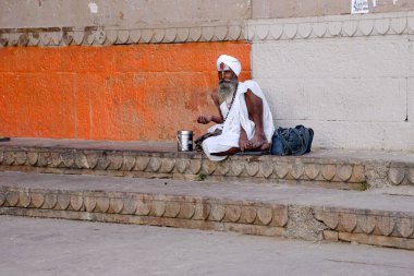  Yalnız Sadhu, Varanasi Ganga Ghat Varanasi Hindistan 'da oturuyor.