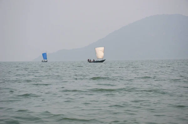 RAmbha Odisha Hindistan 27 Aralık 2016: iki yelkenli Chilika Gölü üzerinde yüzüyor rambha Odisha Hindistan