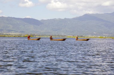 3 Kasım 2018 'de Moirang Manipur Hindistan: Üç balıkçı güzel Loktak Gölü Manipur Hindistan' ında yelken açıyorlar.