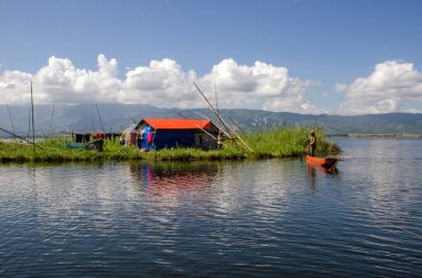 3 Kasım 2018 'de Hindistan' da Moirang Manipur: Loktak Gölü Manipur Hindistan 'ında yüzen köyün görüntüsü.