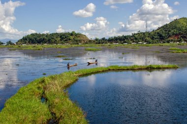 3 Kasım 2018 'de Moirang Manipur Hindistan: İki balıkçı güzel Loktak Gölü Manipur Hindistan' ında yelken açıyorlar.