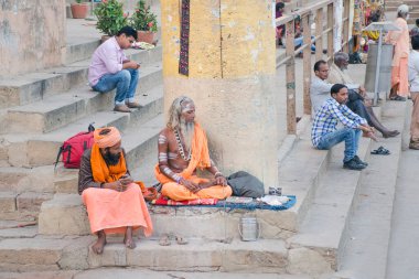 Varanasi uttar pradesh Hindistan 1 Mart 2017: Varanasi ganga ghat varanasi Hindistan 'da oturan iki sadhus